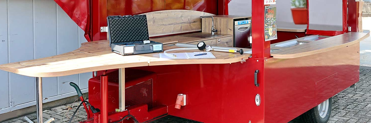 Gewerbliche Gasanlagenprüfung an einem mobilen Verkaufsstand