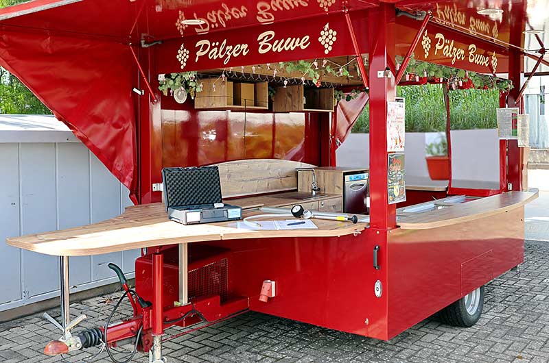 Gewerbliche Gasanlagenprüfung an einem mobilen Verkaufsstand