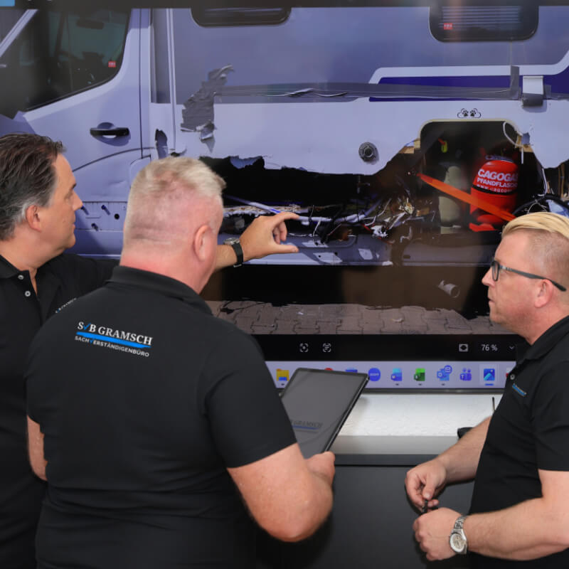 Technische Schadenanalyse bei komplexem Fahrzeugschaden und Großschaden